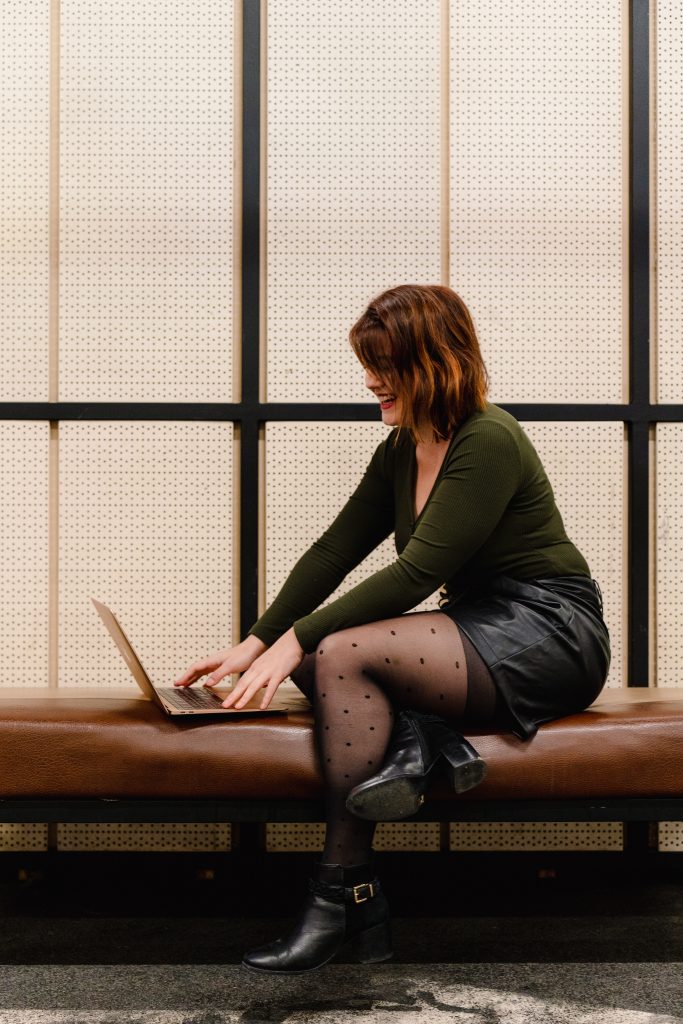 Lolita qui tape sur son clavier d'ordinateur
